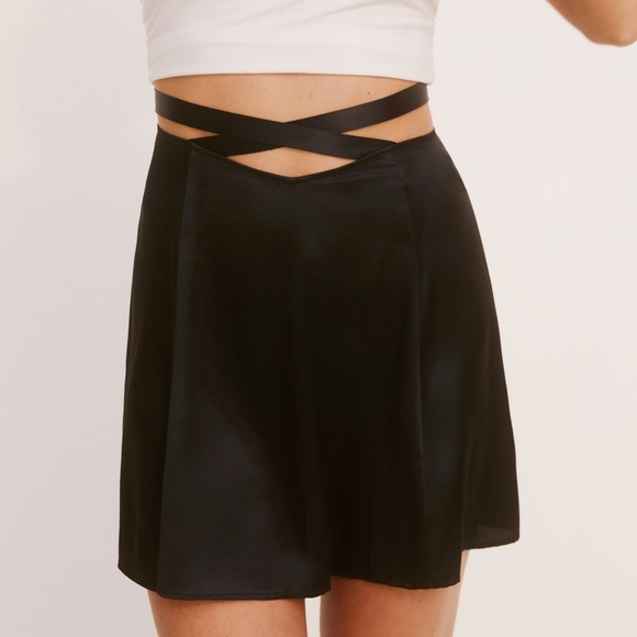 1HR SALE ⚡Reformation Tallulah Skirt (Black)